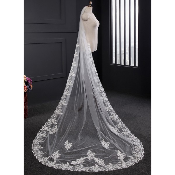 One-tier Lace Applique Edge Chapel Bridal Veils With Lace