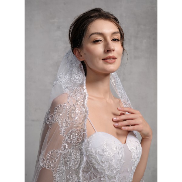 One-tier Lace Applique Edge Chapel Bridal Veils With Lace