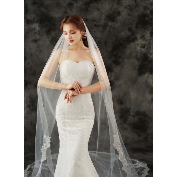 One-tier Lace Applique Edge Chapel Bridal Veils With Lace