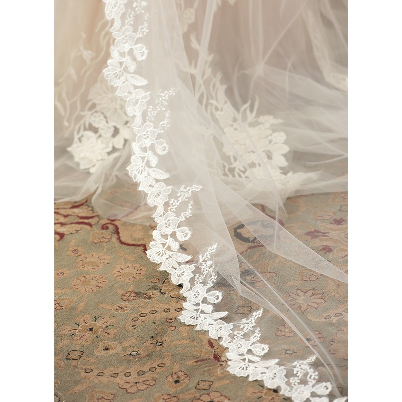 One-tier Lace Applique Edge Chapel Bridal Veils With Lace