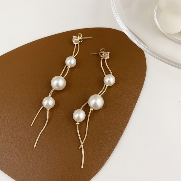 Ladies' Elegant Alloy With Irregular Pearl Earrings