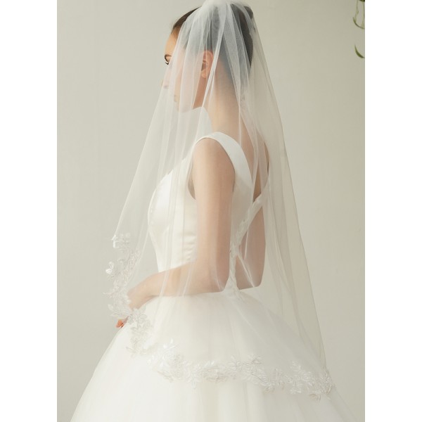 One-tier Lace Applique Edge Fingertip Bridal Veils With Lace