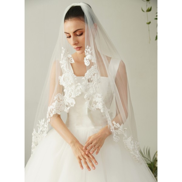 One-tier Lace Applique Edge Fingertip Bridal Veils With Lace