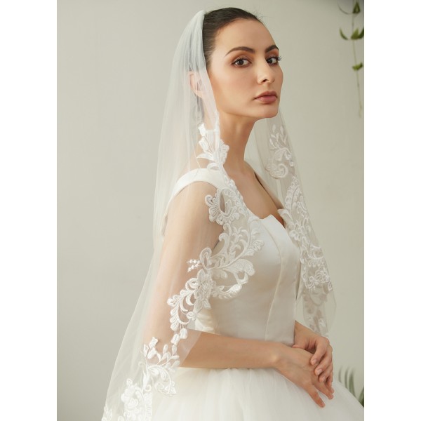 One-tier Lace Applique Edge Fingertip Bridal Veils With Lace