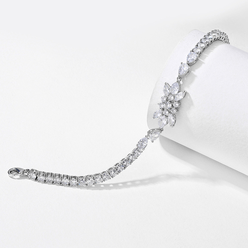 Ladies'/Couples' Elegant/Beautiful/Fashionable/Classic/Simple Alloy With Irregular Cubic Zirconia Bracelets