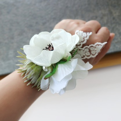 Elegant/Fascinating/Dreamlike Free-Form Silk Flower Wrist Corsage -