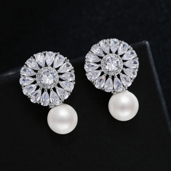 Ladies' Elegant/Beautiful/Classic/Pretty/Attractive Alloy With Round Pearl/Rhinestone Earrings