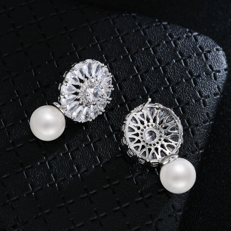 Ladies' Elegant/Beautiful/Classic/Pretty/Attractive Alloy With Round Pearl/Rhinestone Earrings